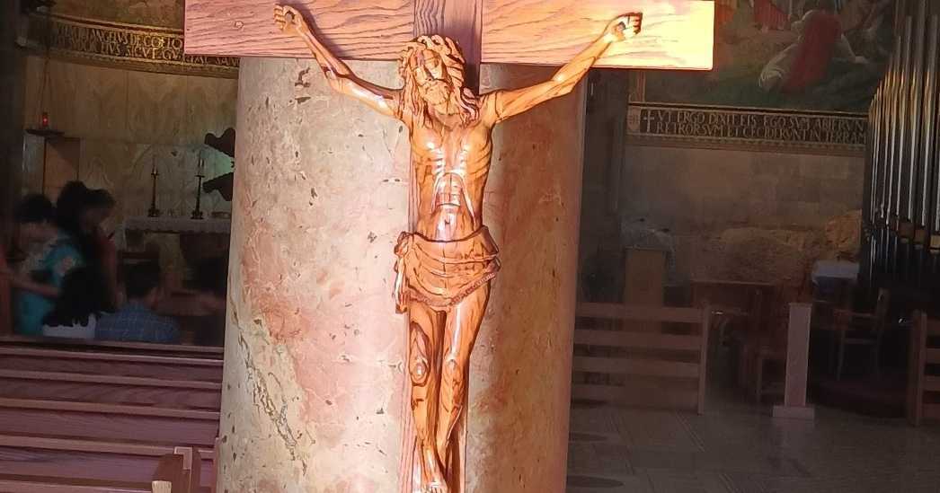 Por que Jesus morreu nu na cruz do calvário?